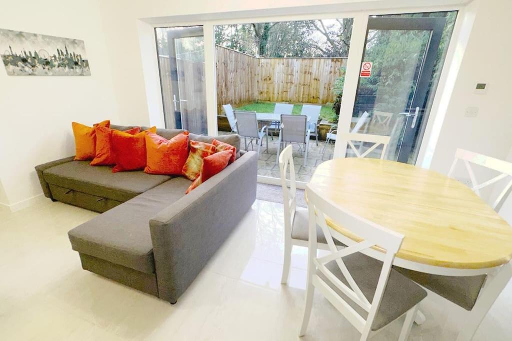 Walnut Flats-F2, 3-Bedroom With Garden & Patio - Ac, Parking, Netflix, Wifi - Close To Oxford, Bicester & Blenheim Palace Bagian luar foto