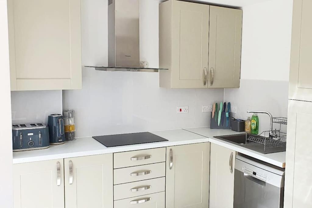 Walnut Flats-F2, 3-Bedroom With Garden & Patio - Ac, Parking, Netflix, Wifi - Close To Oxford, Bicester & Blenheim Palace Bagian luar foto