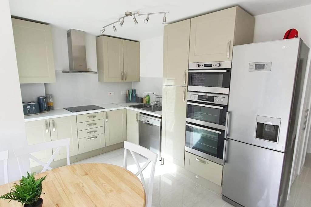 Walnut Flats-F2, 3-Bedroom With Garden & Patio - Ac, Parking, Netflix, Wifi - Close To Oxford, Bicester & Blenheim Palace Bagian luar foto